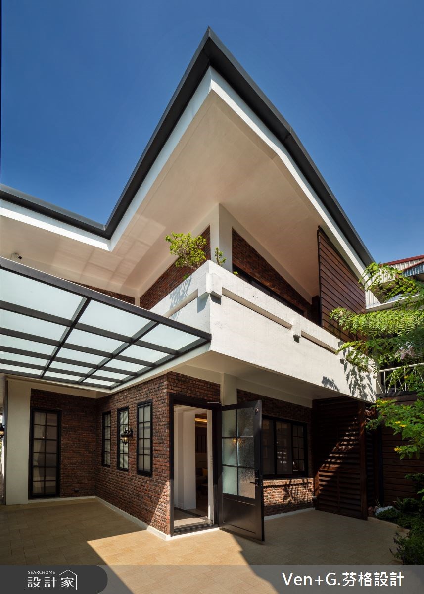 超過 40 年的老透天裡帶著中式建築元素與西式設計,設