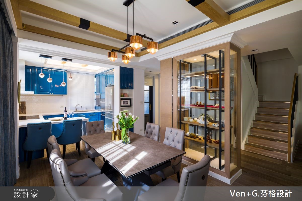 超過 40 年的老透天裡帶著中式建築元素與西式設計,設