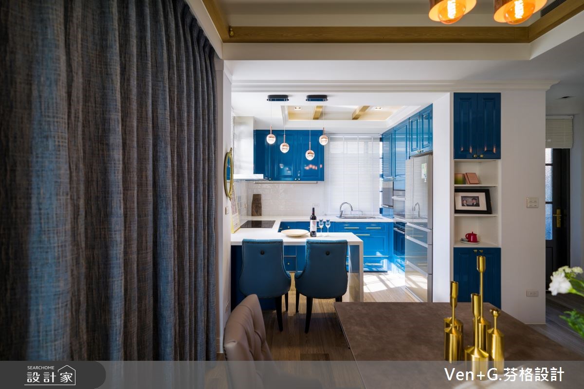 超過 40 年的老透天裡帶著中式建築元素與西式設計,設