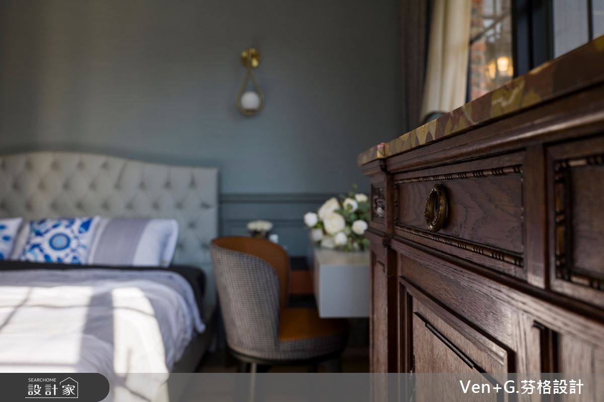 超過 40 年的老透天裡帶著中式建築元素與西式設計,設