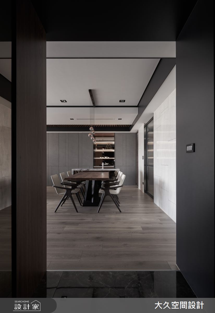 35 坪住宅設計,以深色木質配上大理石為主軸,奠定低