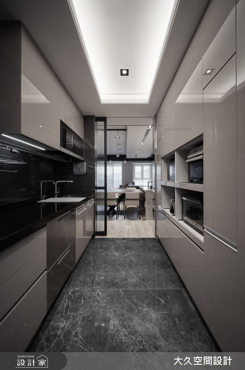 35 坪住宅設計,以深色木質配上大理石為主軸,奠定低