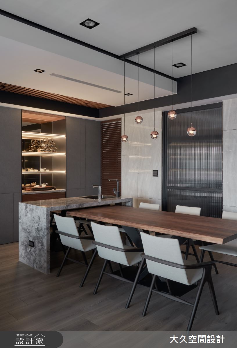 35 坪住宅設計,以深色木質配上大理石為主軸,奠定低