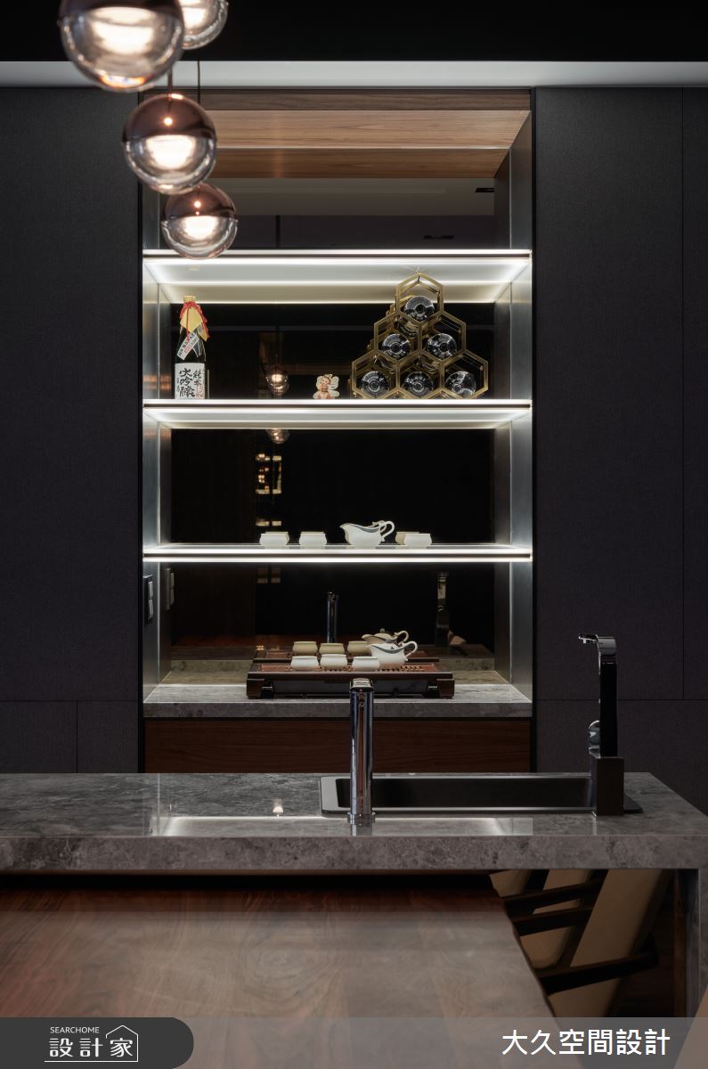 35 坪住宅設計,以深色木質配上大理石為主軸,奠定低