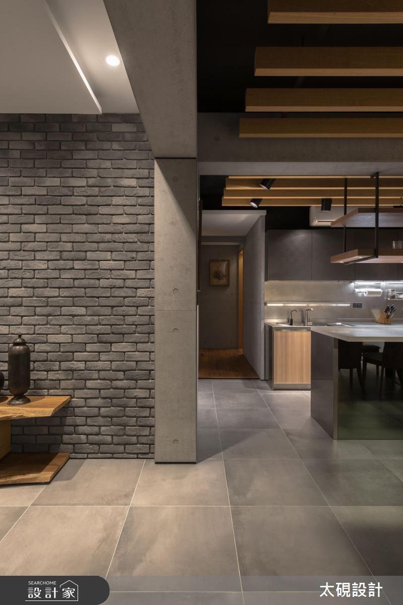 陪伴全家度過四十餘年的起家厝,逐漸累積漏水、壁癌等