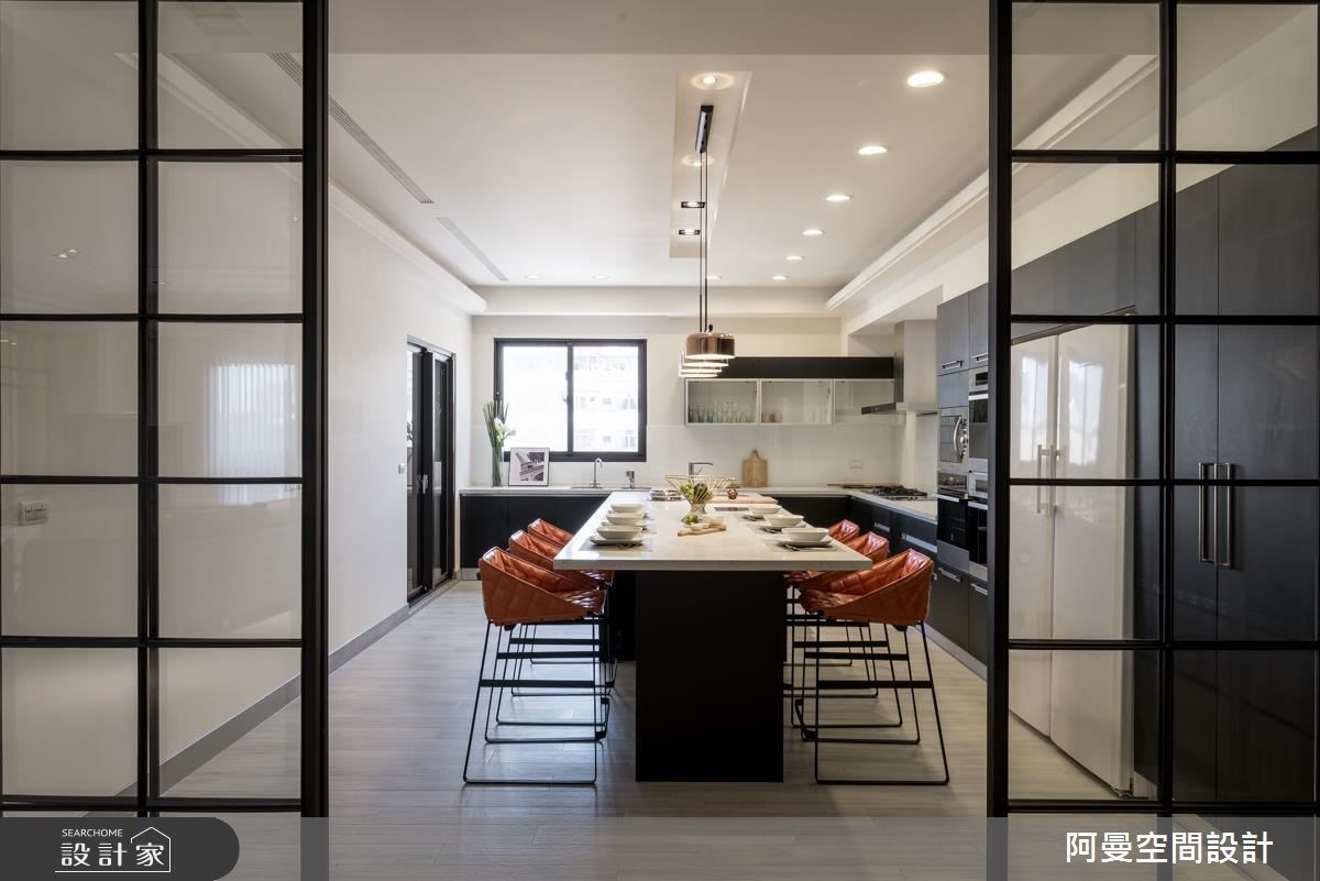 面對生活，我們常被制式的想法侷限住了，但這間百坪輕