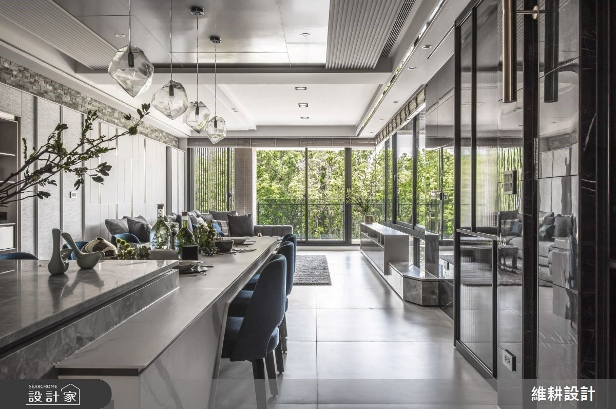 105 坪的現代風透天別墅，坐擁絕美的樹海綠景，透過石