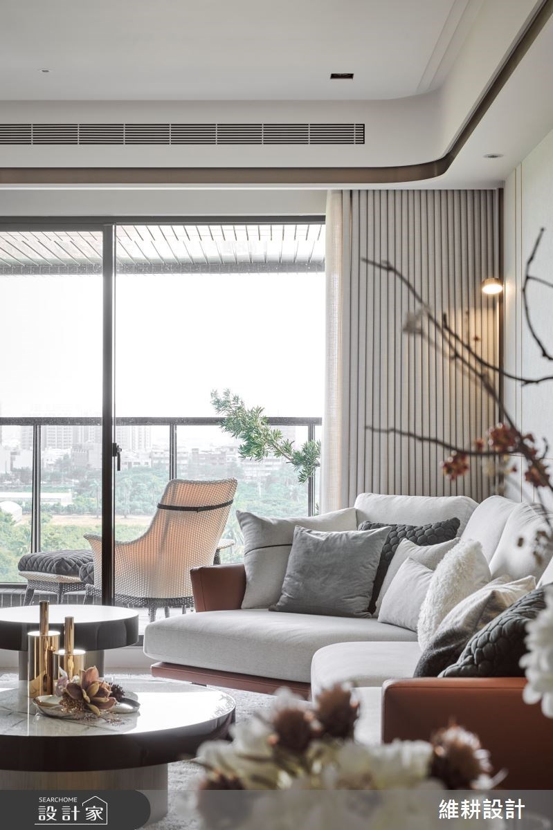 27 坪現代宅,以純白色調為基底,搭襯著優美的弧形曲