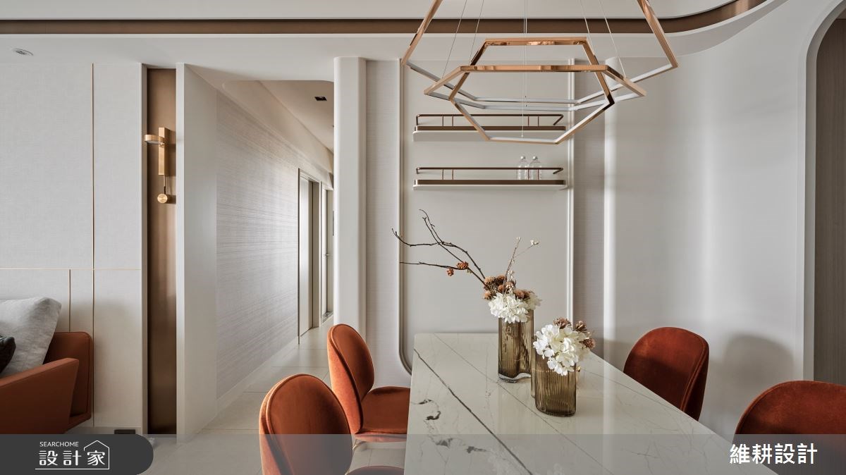 27 坪現代宅,以純白色調為基底,搭襯著優美的弧形曲