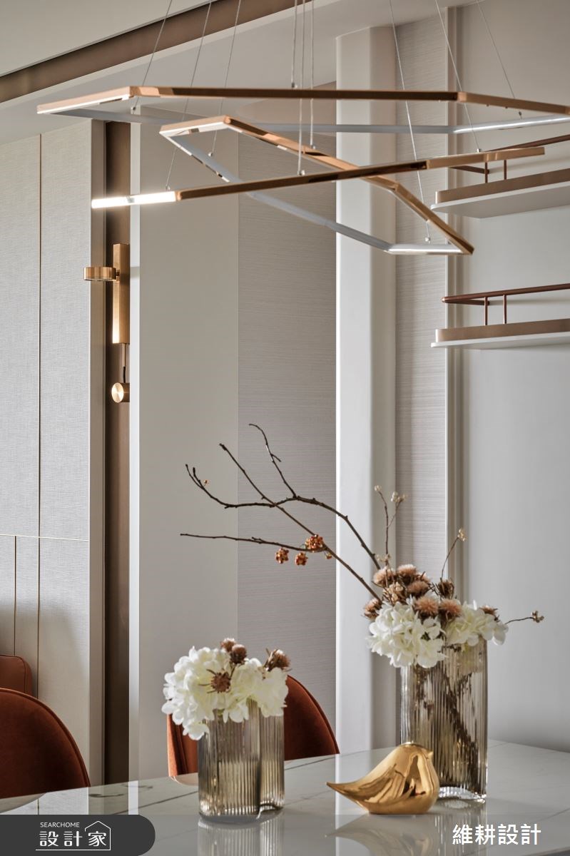 27 坪現代宅,以純白色調為基底,搭襯著優美的弧形曲