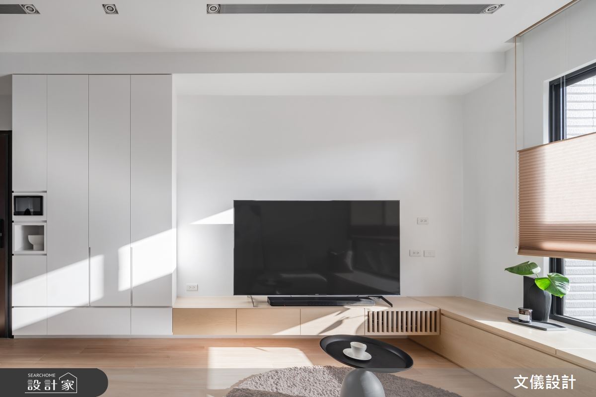 19坪的新成屋簡潔明亮，機能與美感兼具，黑與白設計形