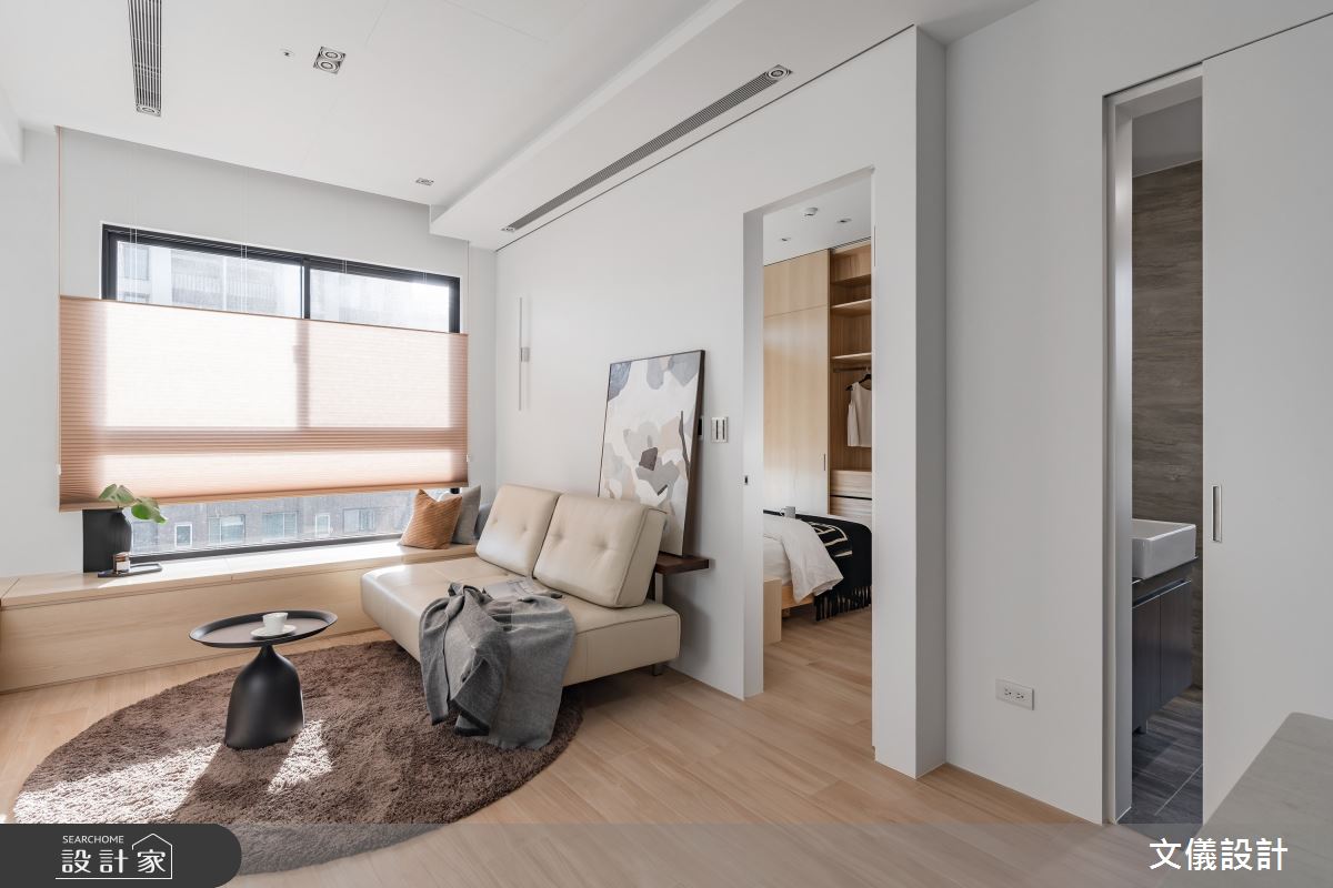 19坪的新成屋簡潔明亮，機能與美感兼具，黑與白設計形