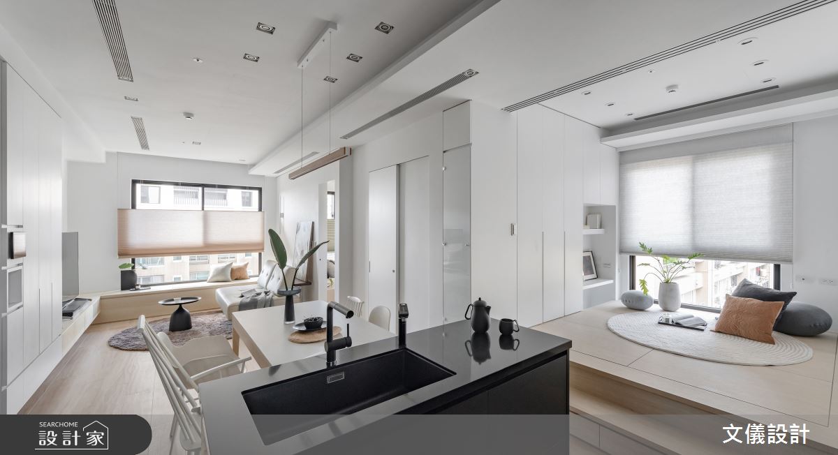 19坪的新成屋簡潔明亮，機能與美感兼具，黑與白設計形