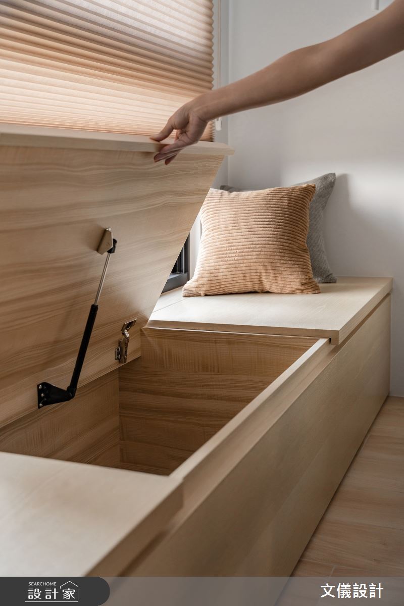 19坪的新成屋簡潔明亮，機能與美感兼具，黑與白設計形