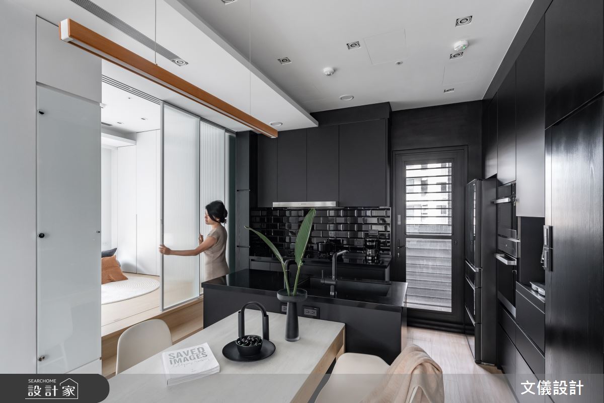 19坪的新成屋簡潔明亮，機能與美感兼具，黑與白設計形