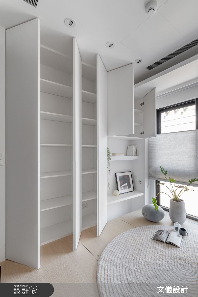 19坪的新成屋簡潔明亮，機能與美感兼具，黑與白設計形