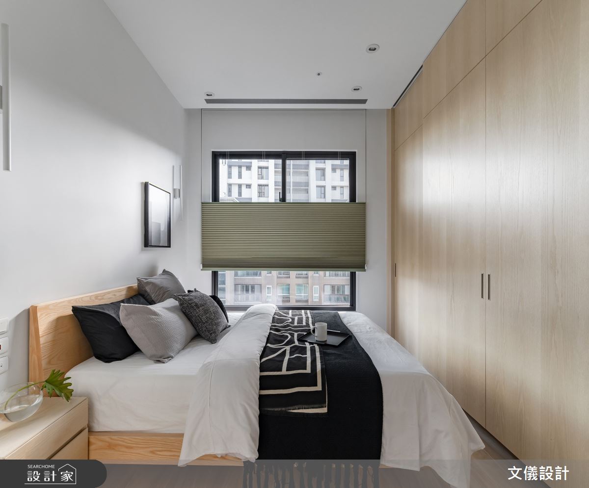 19坪的新成屋簡潔明亮，機能與美感兼具，黑與白設計形
