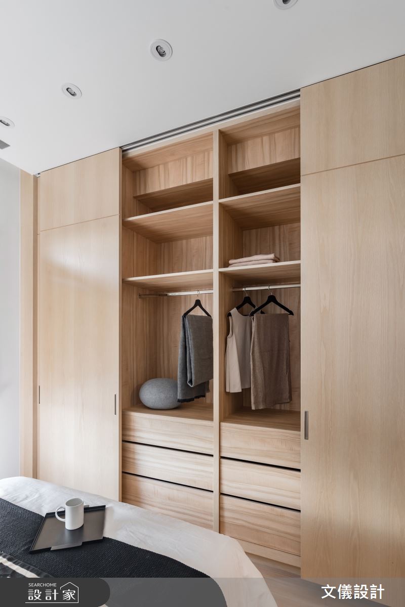 19坪的新成屋簡潔明亮，機能與美感兼具，黑與白設計形