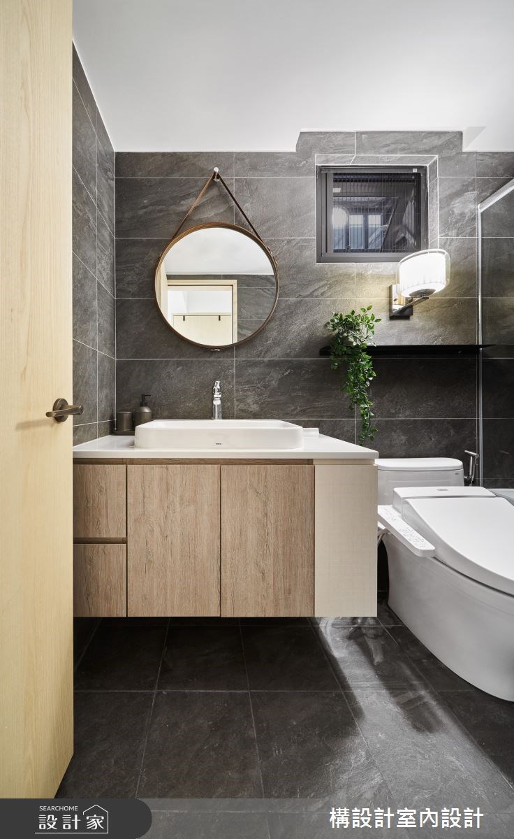 40坪老屋重新規劃格局,讓一樓擁有獨立停車位,但為了