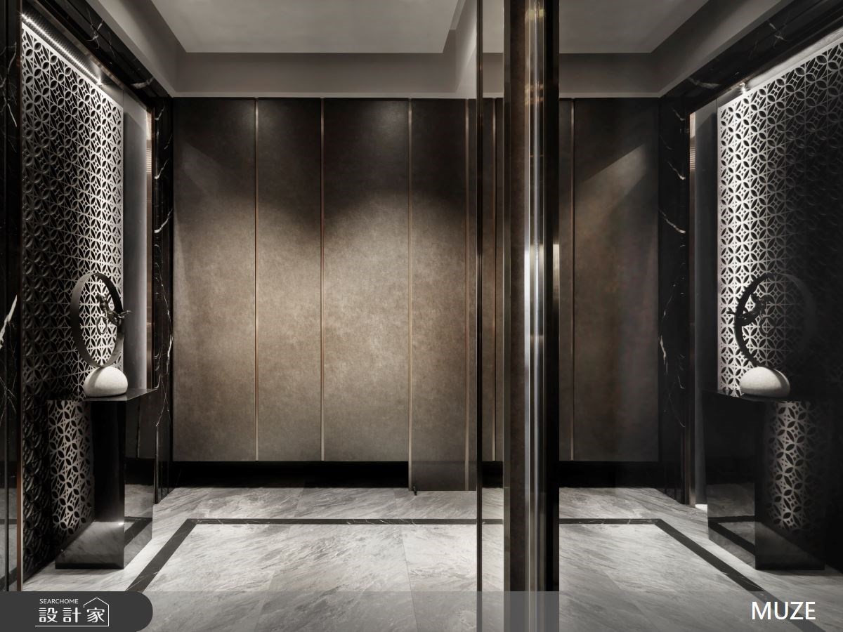 玄關造型端景襯托藝術收藏，地板灰色紋理拼花地磚，搭