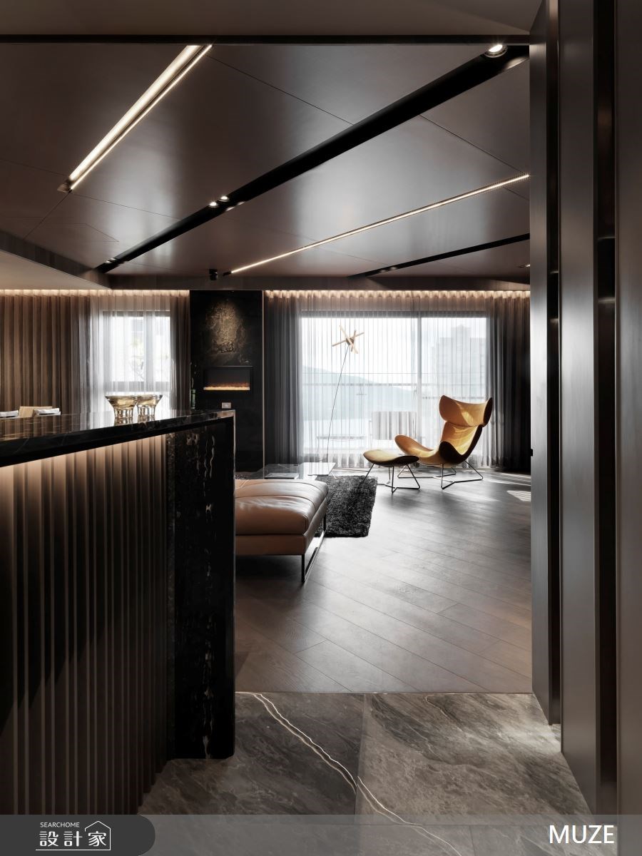 玄關造型端景襯托藝術收藏，地板灰色紋理拼花地磚，搭