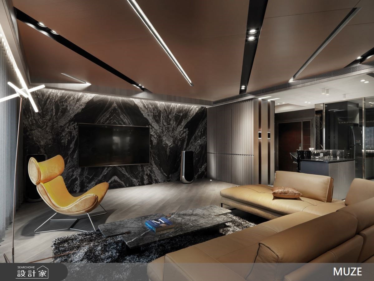 玄關造型端景襯托藝術收藏，地板灰色紋理拼花地磚，搭