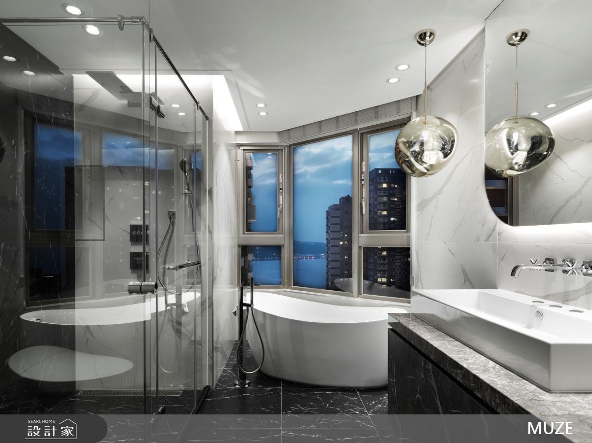 玄關造型端景襯托藝術收藏，地板灰色紋理拼花地磚，搭