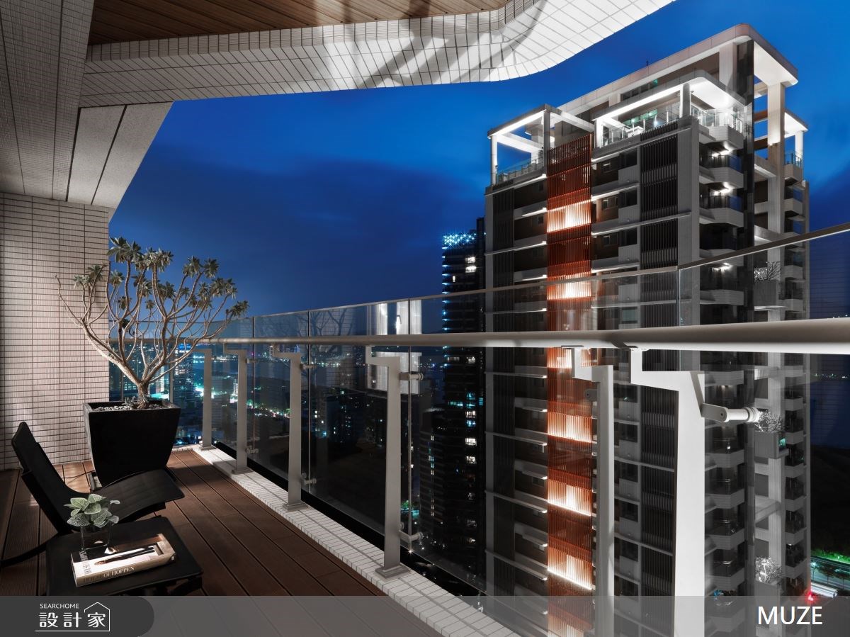 玄關造型端景襯托藝術收藏，地板灰色紋理拼花地磚，搭