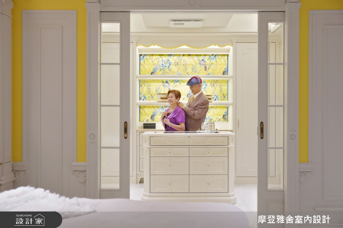 主臥房同樣以大量浪漫粉紅的新古典氣息為主;獨立的更衣間則注入代表貴族的金黃色調,更規劃專屬中島檯面與收納空間,不用再與家人共用衣櫃,滿足媽媽成為公主的想望。