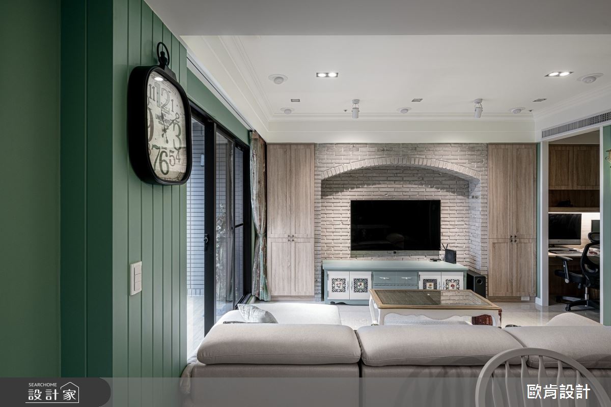 這間有如歐洲童話故事的屋子，色彩繽紛，擁有大量收納