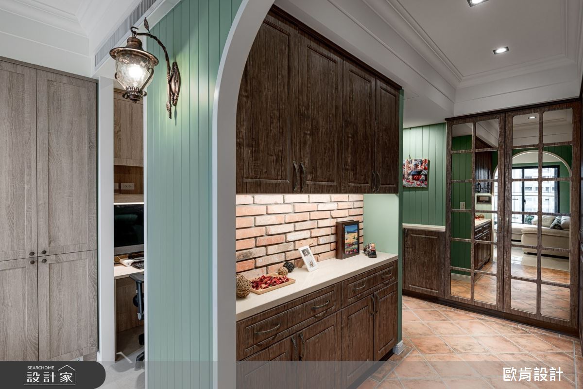 這間有如歐洲童話故事的屋子，色彩繽紛，擁有大量收納