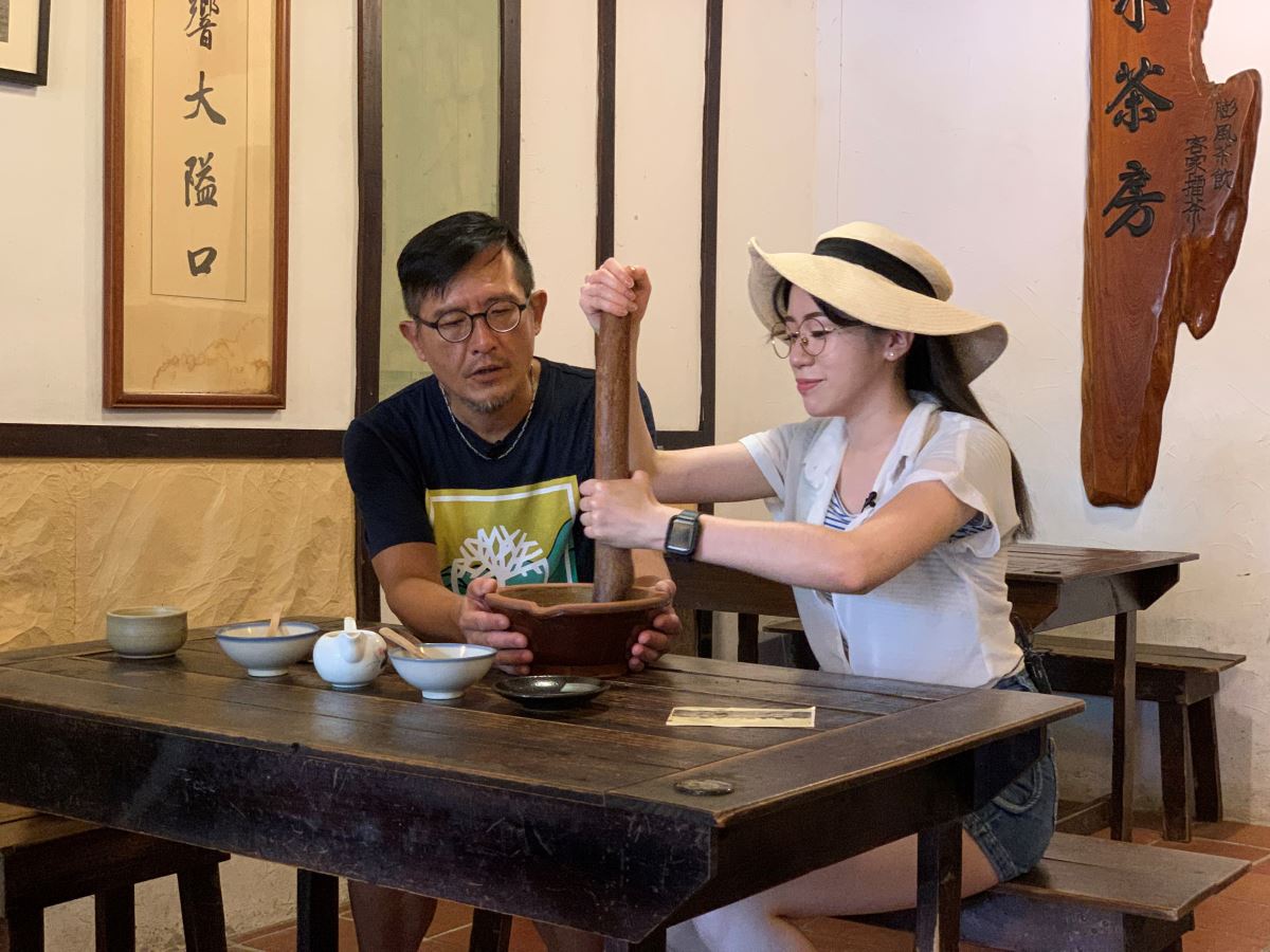 收音機:「Mayday Mayday 這是來自未來的訊息,科技快