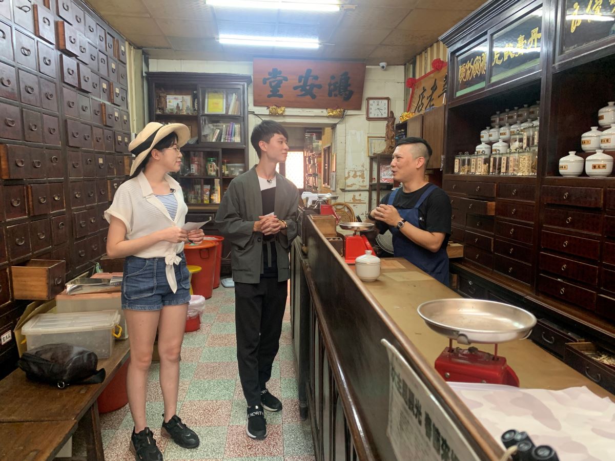 收音機:「Mayday Mayday 這是來自未來的訊息,科技快