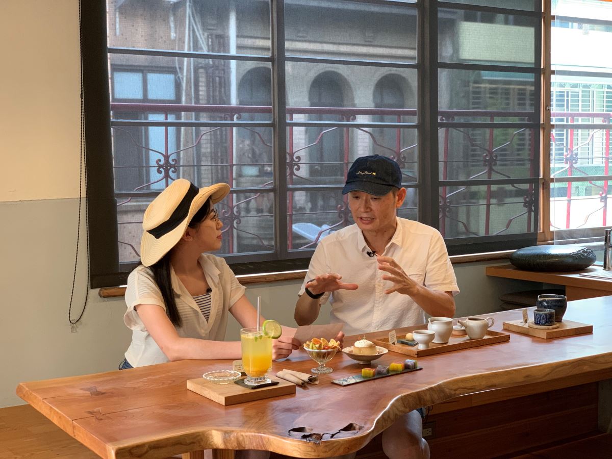 收音機:「Mayday Mayday 這是來自未來的訊息,科技快