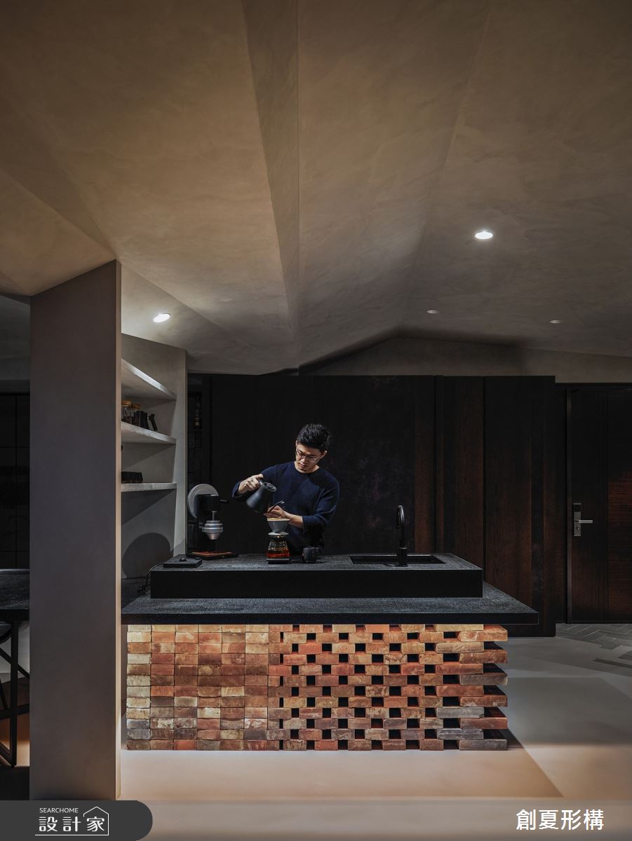 56.8坪的3房2廳的現代風新成屋，以咖啡師、烈酒吧為主