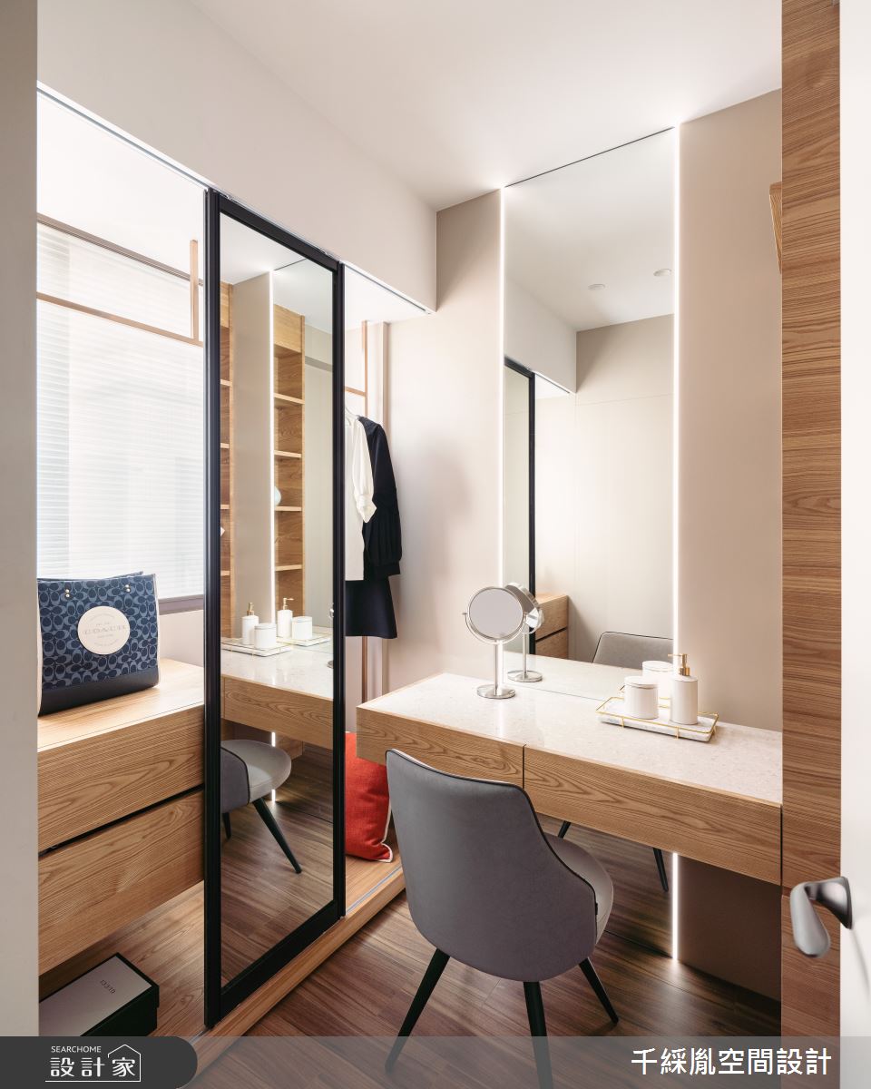 80 坪一家四口一貓一狗的豪宅設計中，以現代風為空間