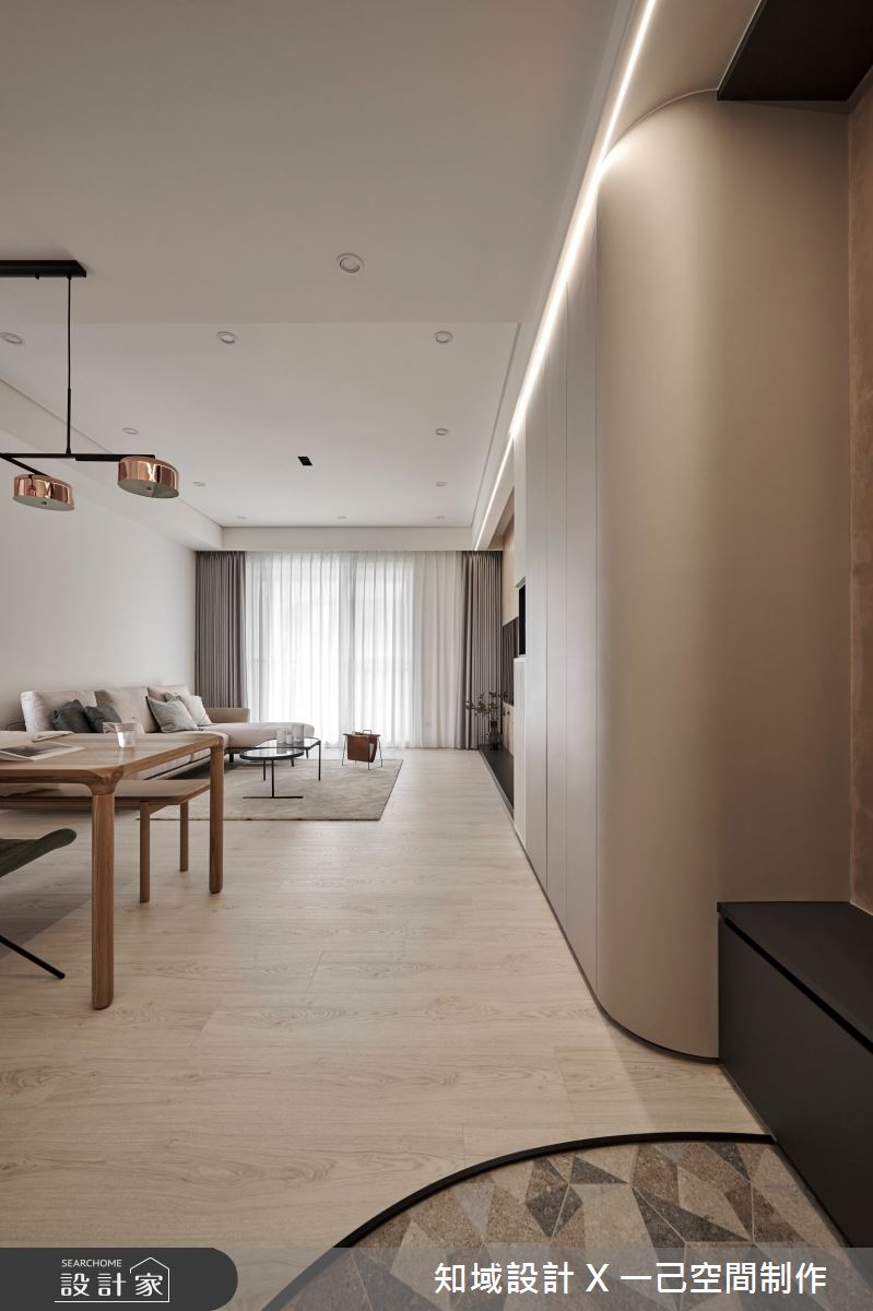 室內25坪擁有三房兩廳的空間,透過多元建材、色彩搭配