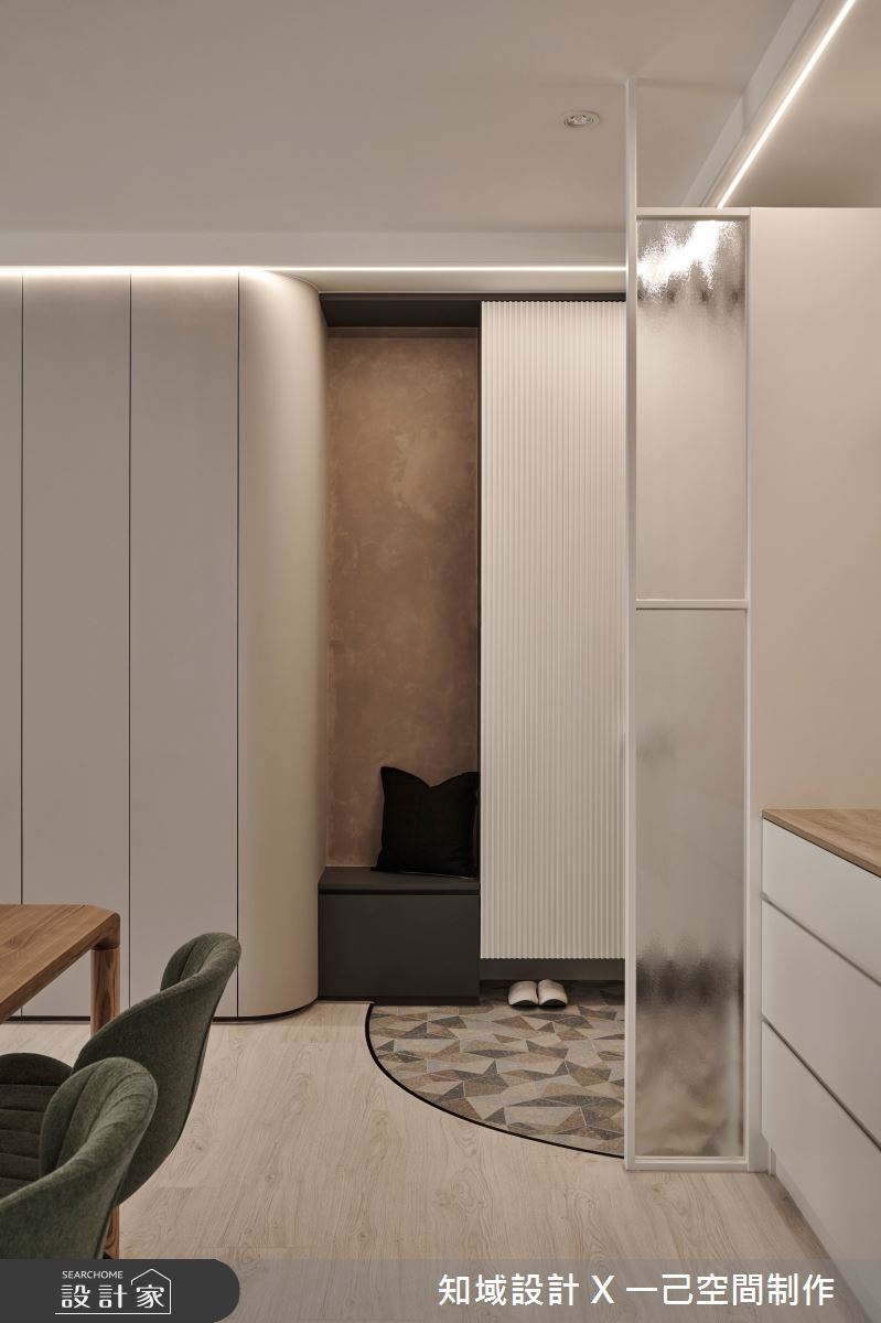 室內25坪擁有三房兩廳的空間,透過多元建材、色彩搭配