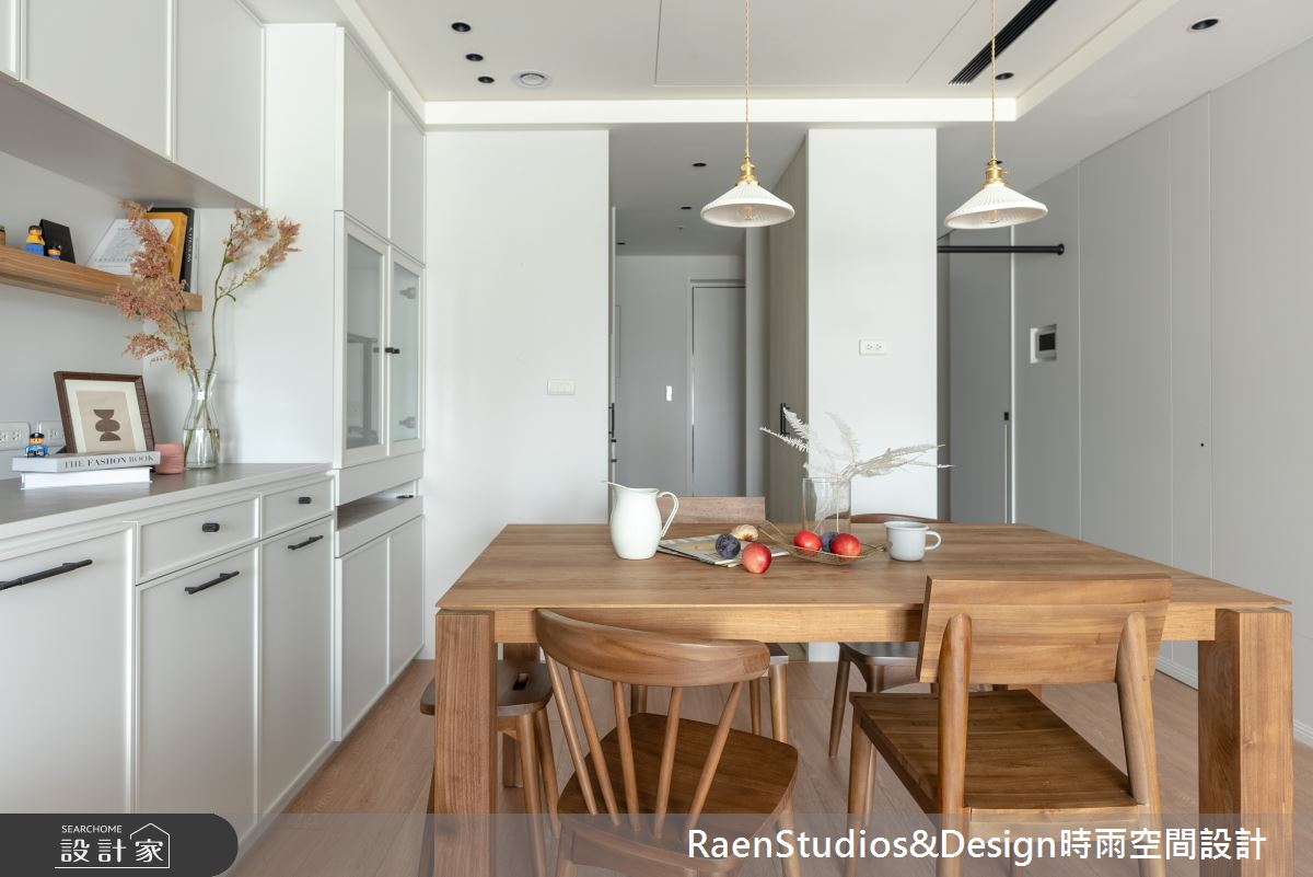 室內30坪的空間,住著喜愛露營及做實驗的屋主夫妻及三