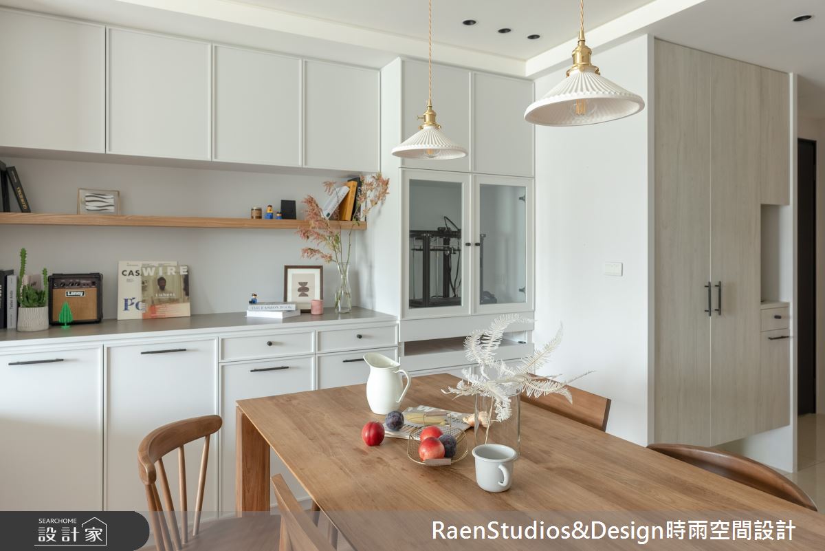 室內30坪的空間,住著喜愛露營及做實驗的屋主夫妻及三