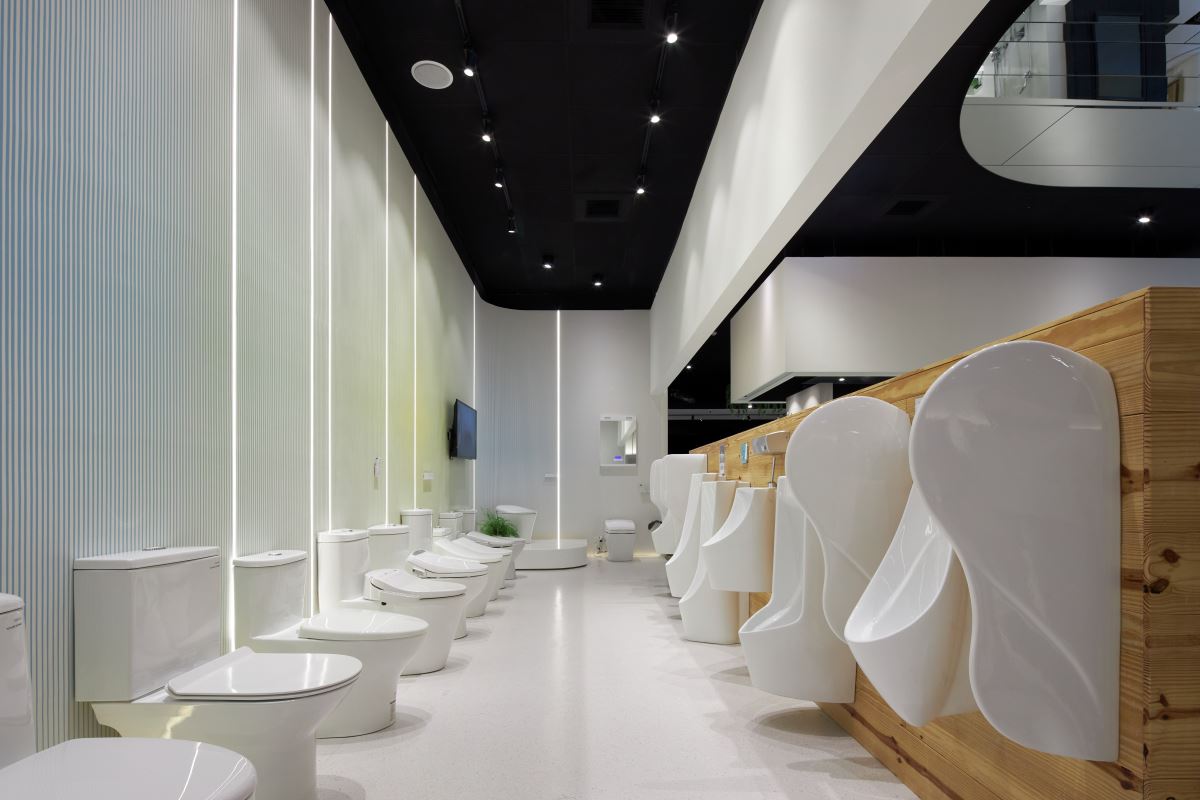 走進凱撒在台北內湖的瓷光藝廊，寬敞的空間有系統的分