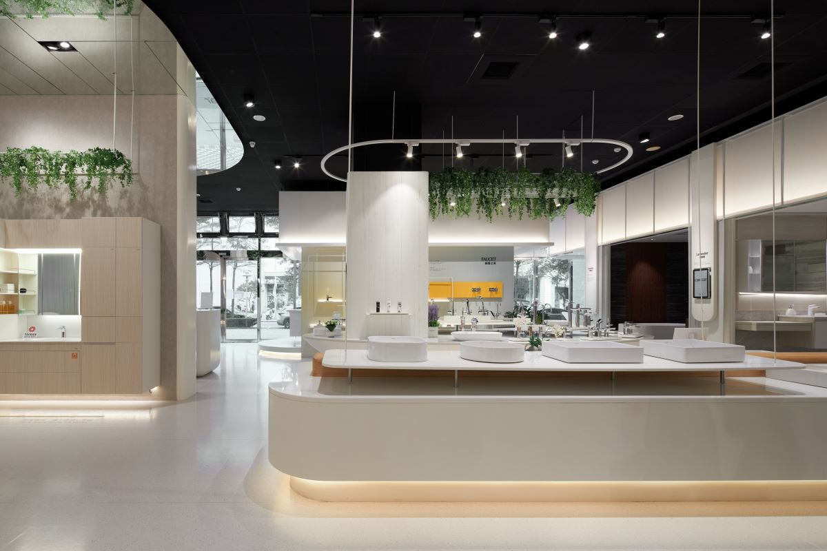 走進凱撒在台北內湖的瓷光藝廊，寬敞的空間有系統的分