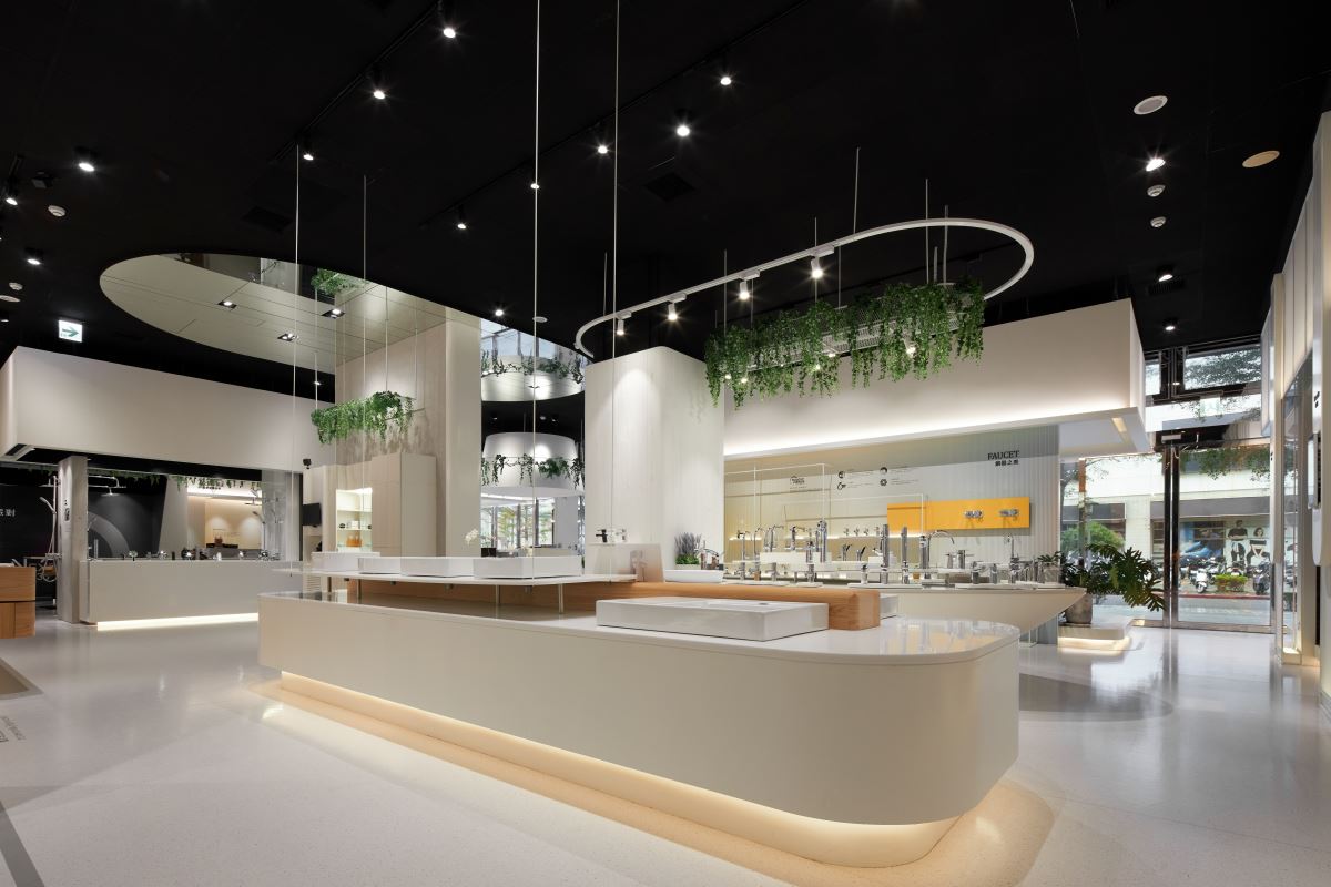 走進凱撒在台北內湖的瓷光藝廊，寬敞的空間有系統的分