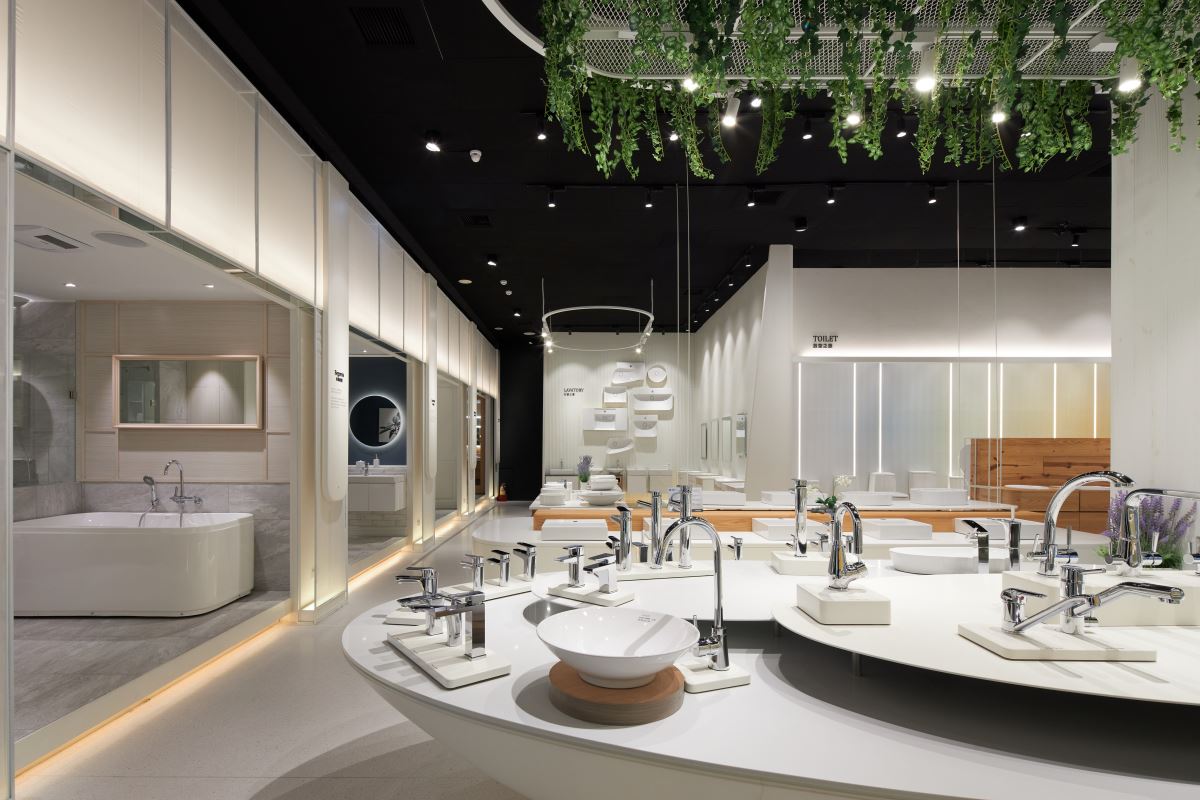 走進凱撒在台北內湖的瓷光藝廊，寬敞的空間有系統的分