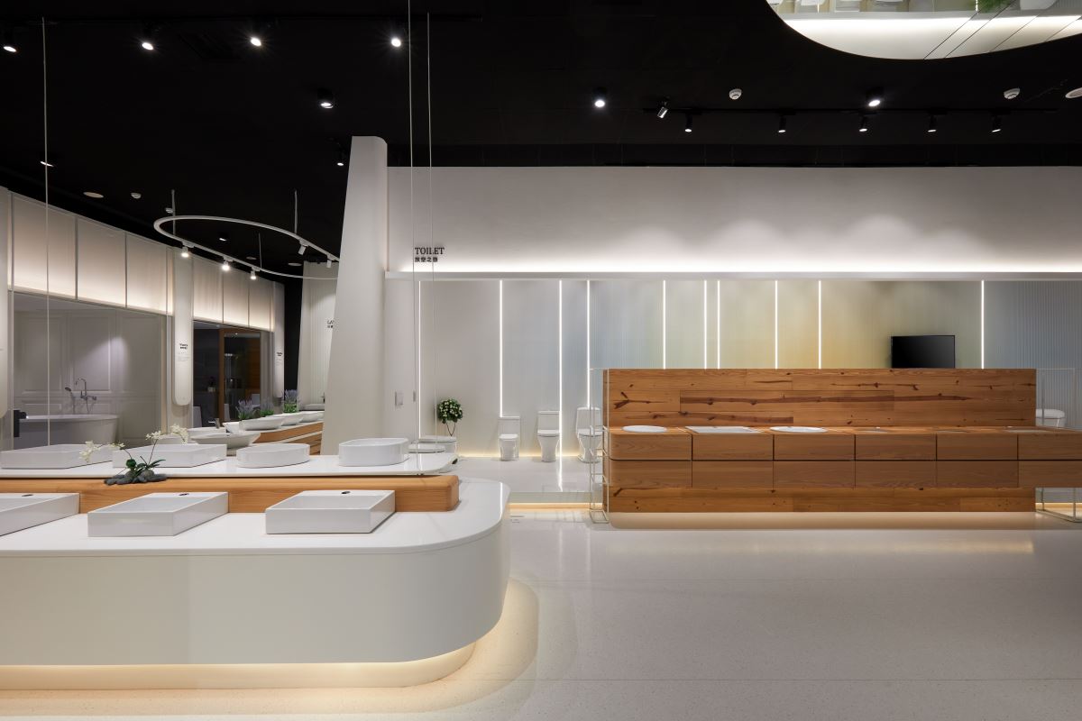 走進凱撒在台北內湖的瓷光藝廊，寬敞的空間有系統的分