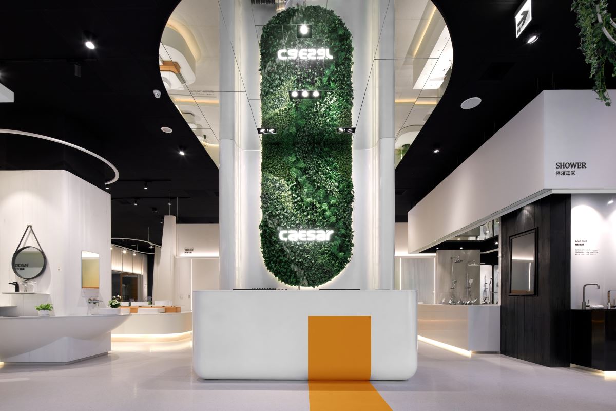 走進凱撒在台北內湖的瓷光藝廊，寬敞的空間有系統的分