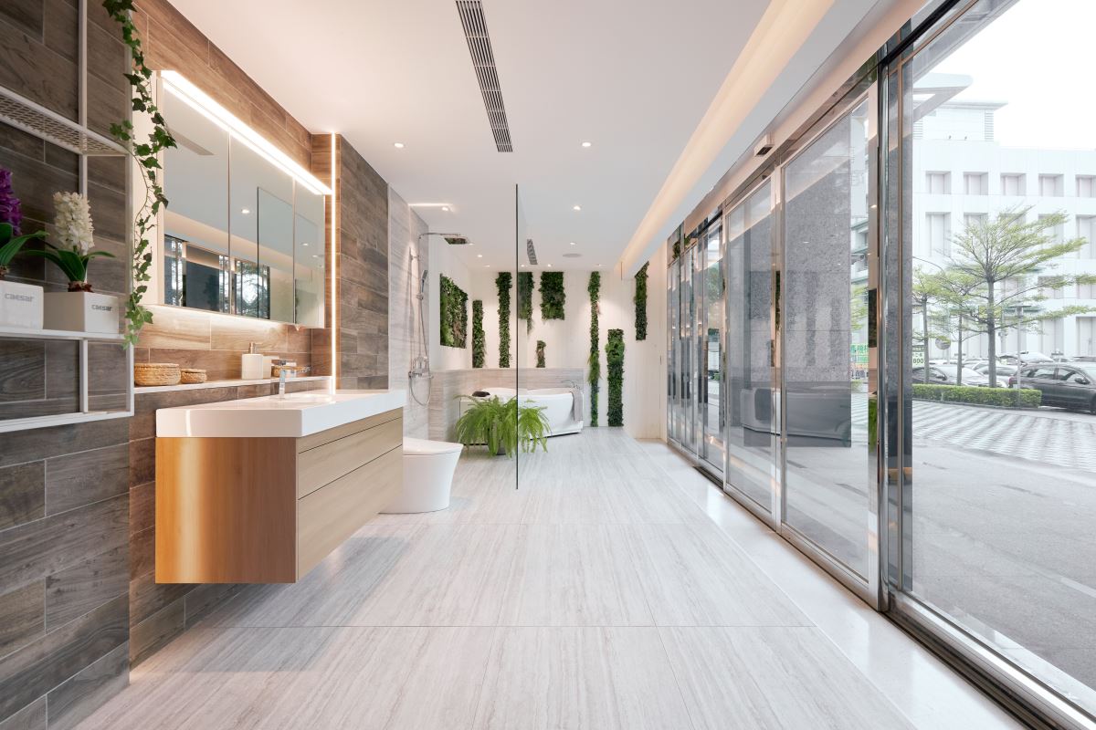 走進凱撒在台北內湖的瓷光藝廊，寬敞的空間有系統的分