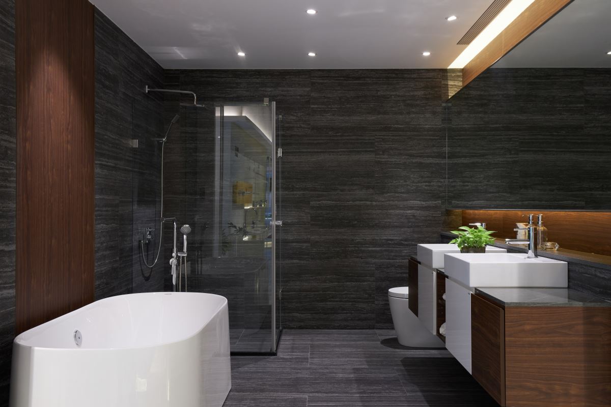 走進凱撒在台北內湖的瓷光藝廊，寬敞的空間有系統的分