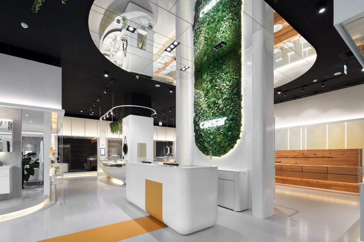 走進凱撒在台北內湖的瓷光藝廊，寬敞的空間有系統的分