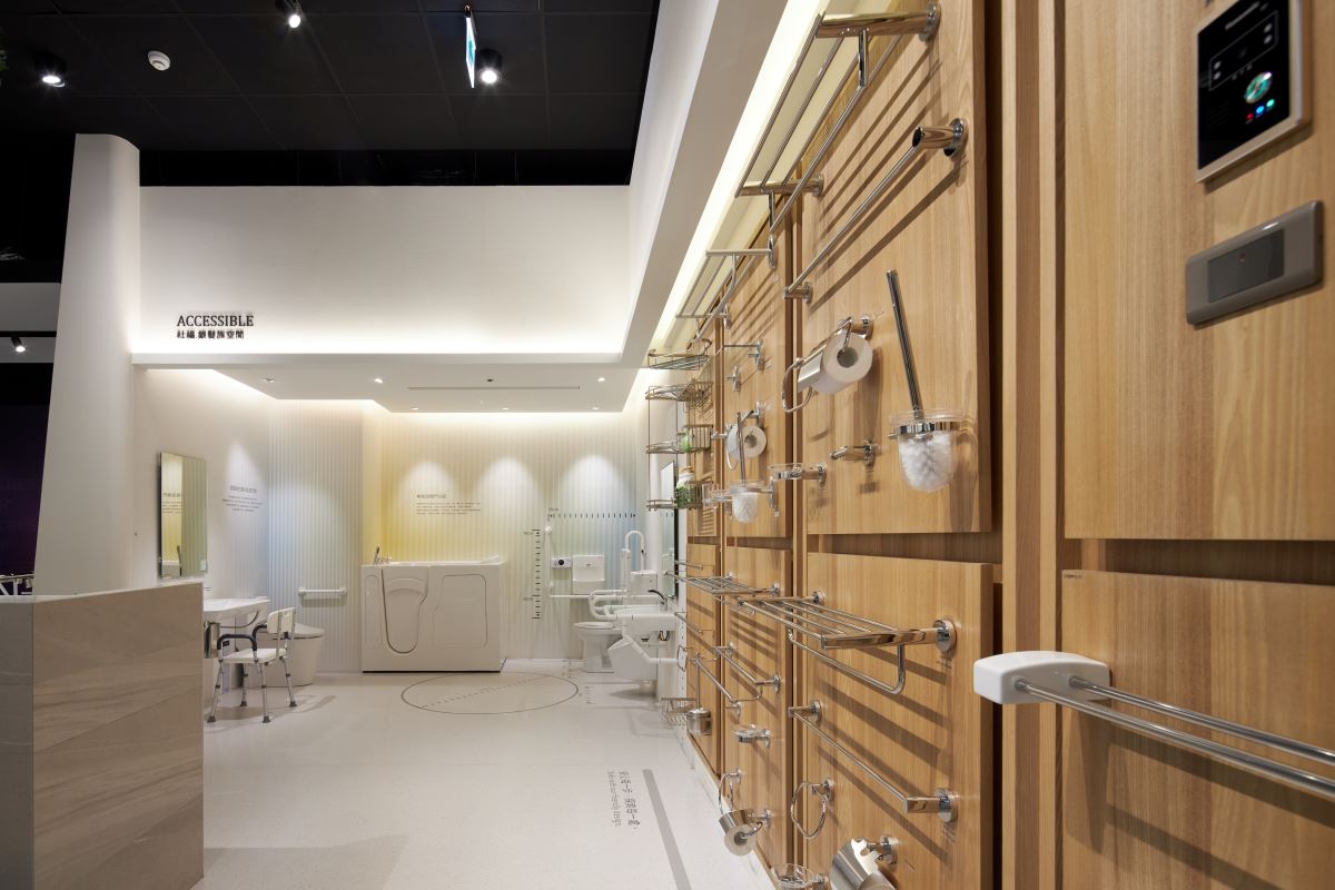 走進凱撒在台北內湖的瓷光藝廊，寬敞的空間有系統的分